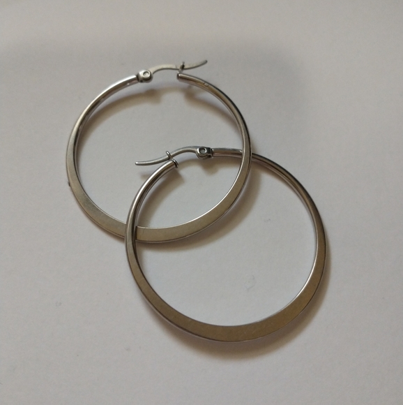 🔥3/$24 Set of 2 pairs of hoop earrings - Picture 2 of 3